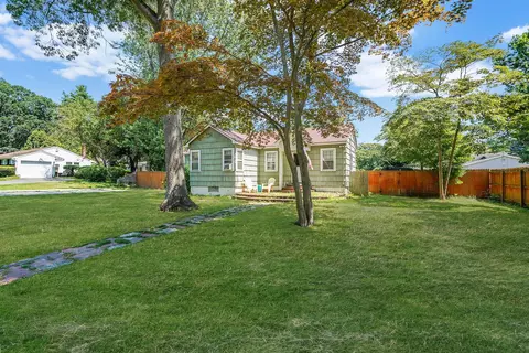 35 Oakland Ave, Miller Place, NY 11764