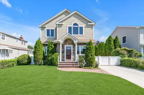 30 Churchill Dr, North Hempstead, NY 11040