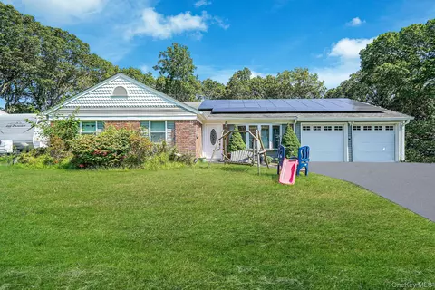 32 Summercress Ln, Coram, NY 11727