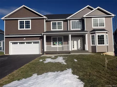 30 Dartmouth Dr, Poughkeepsie, NY 12603