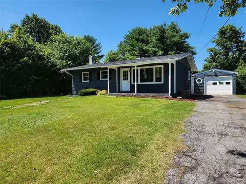 5 Sycamore Dr, Hyde Park, NY 12538