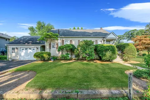 2 Cherry Rd, Bayville, NY 11709