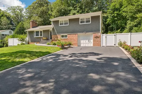 42 Wyoming Dr, Huntington Station, NY 11746