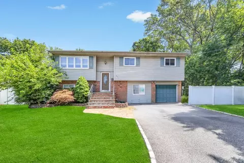 371 W 20th St, Deer Park, NY 11729