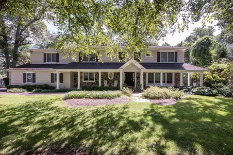 75 Chestnut Dr, North Hempstead, NY 11576