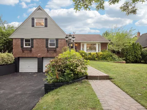 898 Baldwin Dr, North Hempstead, NY 11590