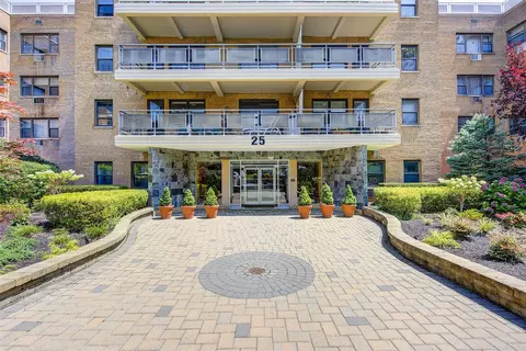 25 Park Pl #3P, North Hempstead, NY 11021