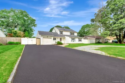 10 Matsunaye Dr, Medford, NY 11763