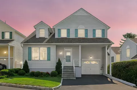 7 Lakeside Dr, Mount Pleasant, NY 10595