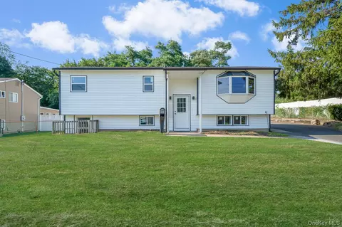 1807 Race Ave, Medford, NY 11763