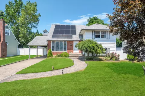 22 Manor Ln, Copiague, NY 11726