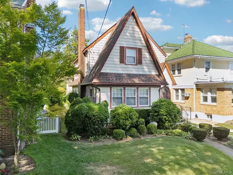 161 Cherry St, Floral Park, NY 11001