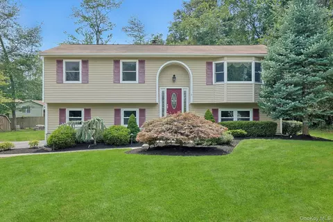 6 Wisconsin Ct, Clarkstown, NY 10920