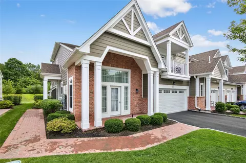 64101 Red Cedar Rd, Plainview, NY 11803