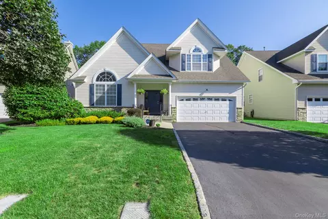 19 Joshua Ct, Wading River, NY 11792
