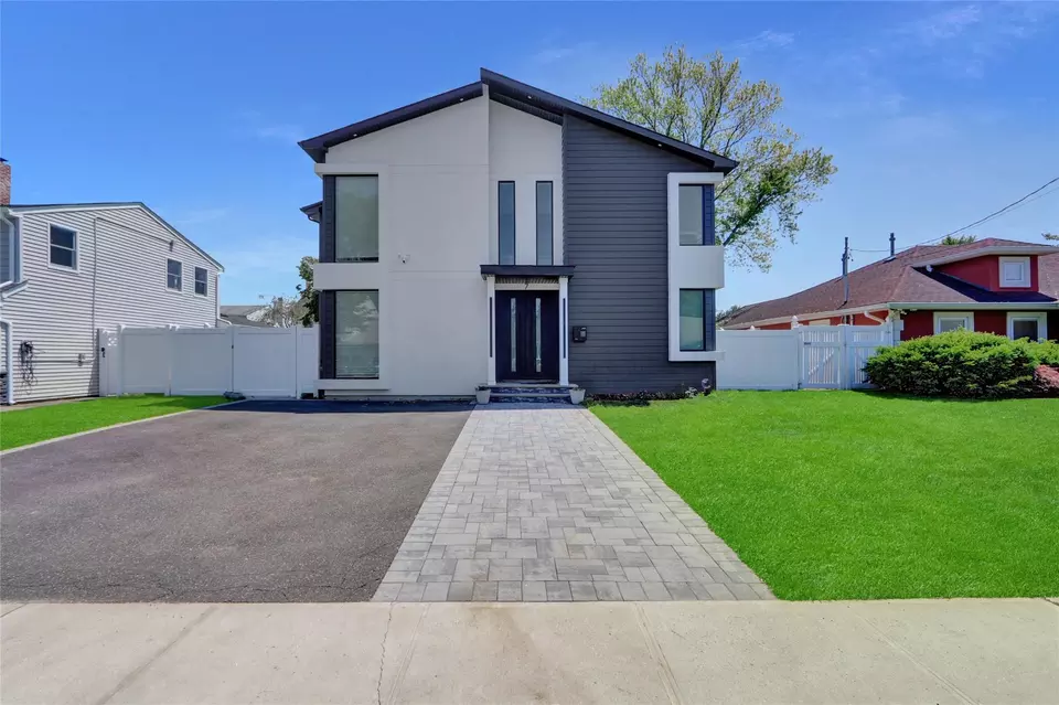 Exterior - 7 Wendell St, Plainview, NY 11803 photo 2 of 6