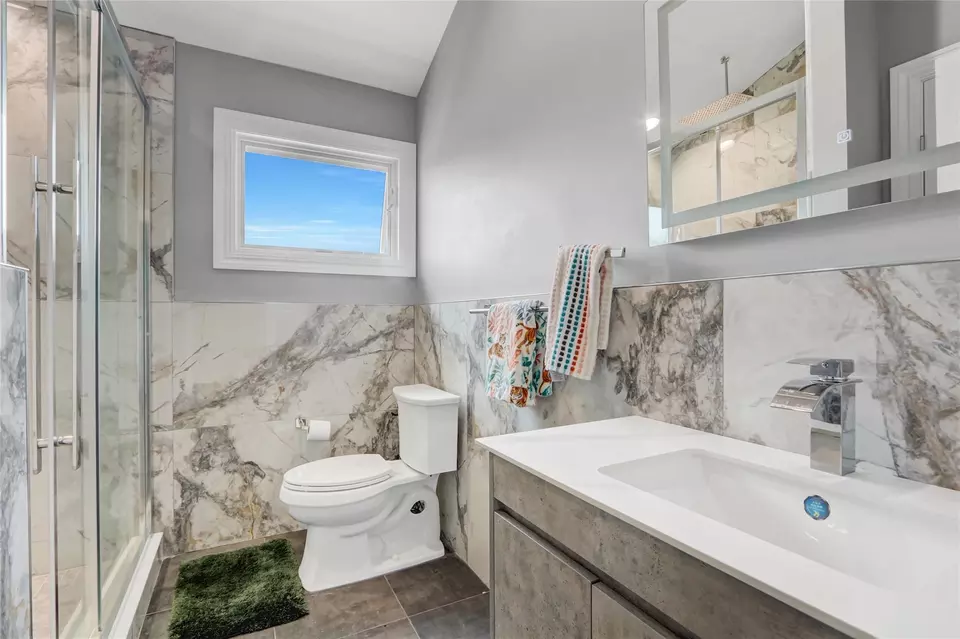 Bath - 7 Wendell St, Plainview, NY 11803 photo 5 of 6