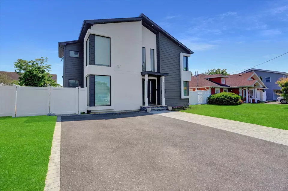 Exterior - 7 Wendell St, Plainview, NY 11803 photo 3 of 6