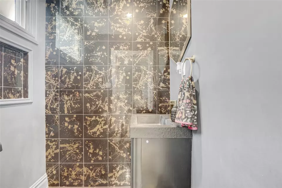 Bath - 7 Wendell St, Plainview, NY 11803 photo 1 of 6