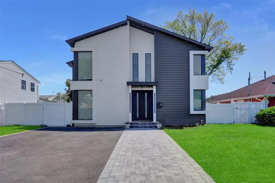 Exterior - 7 Wendell St, Plainview, NY 11803 photo 1 of 6