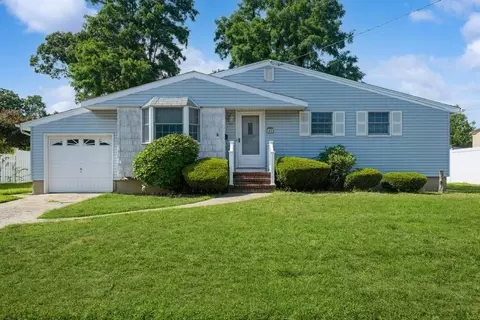 40 Fremont St, Lindenhurst, NY 11757