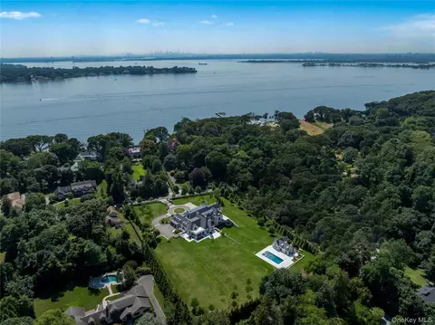 9 Hicks Ln, North Hempstead, NY 11050