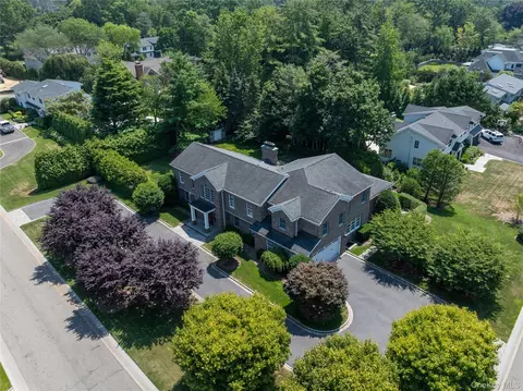 27 Hemlock Rd, North Hempstead, NY 11030