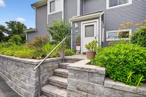 27 Waterview Est, Peekskill, NY 10566