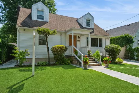 144 Linden St, North Hempstead, NY 11577