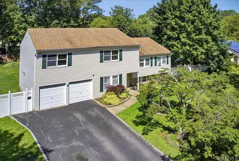 18 Sugarbush Ln, Coram, NY 11727