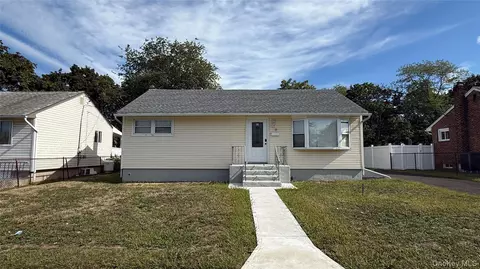 32 Penndale Dr, Amityville, NY 11701