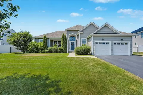4 Lilac Ln, Ridge, NY 11961