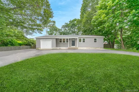 34 Pinetop Dr, Shirley, NY 11967