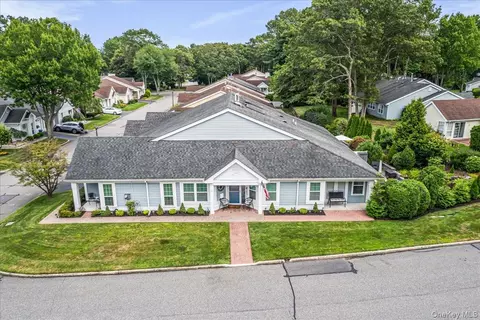 1 Huntington Ct, Ridge, NY 11961