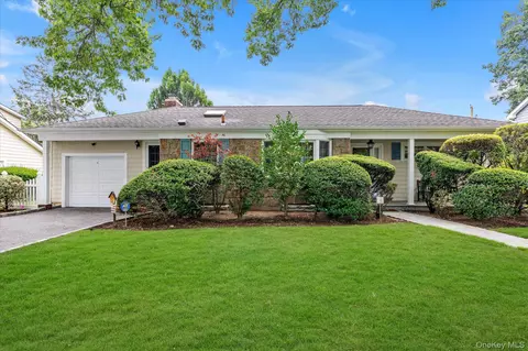 38 Yale St, Garden City, NY 11530