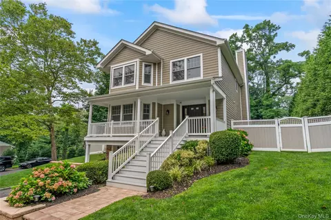 10 Northwood Cir, Huntington, NY 11743