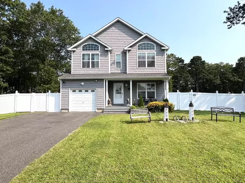 2405 Fire Ave, Medford, NY 11763
