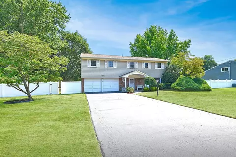 18 Shari Ln, East Northport, NY 11731