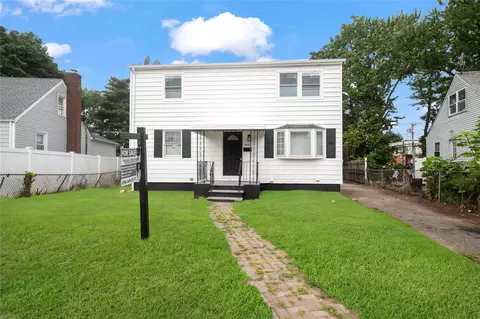 666 Lowell Rd, Uniondale, NY 11553
