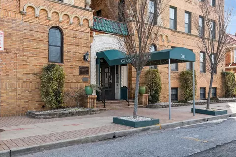 310 Riverside Blvd #2C, Long Beach, NY 11561