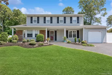 42 Morris Ave, Lake Grove, NY 11755