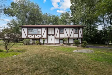 16 Green Bower Ln, Clarkstown, NY 10956