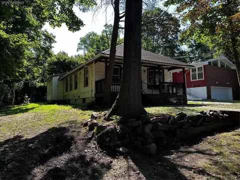 5 Spring Ln, North Hempstead, NY 11024