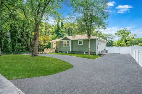 1034 Waverly Ave, Holtsville, NY 11742