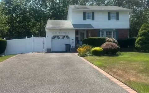 122 Fawn Ct, East Islip, NY 11730