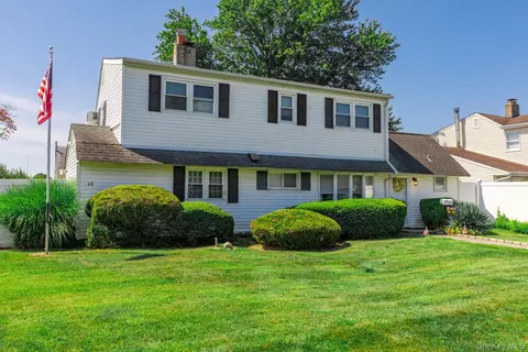46 Tallow Ln, Levittown, NY 11756