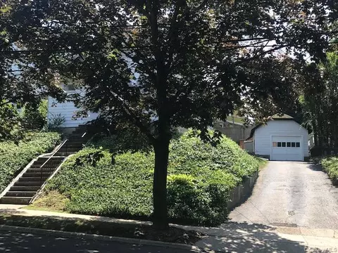 52 Nassau Rd, North Hempstead, NY 11021