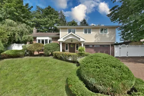 41 Belle Ct, Hicksville, NY 11801