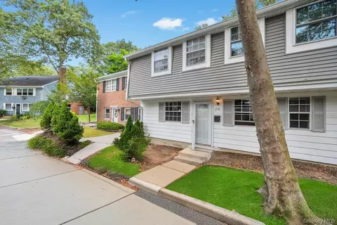 810 Towne House Vlg, Islandia, NY 11749