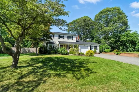 26 Concord Dr, Holtsville, NY 11742